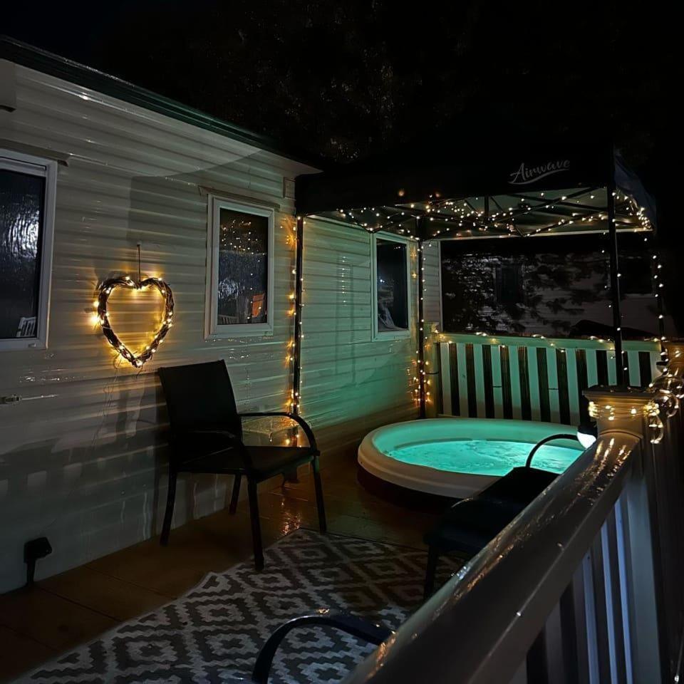 Tattershall Lakes Hot Tub Lodge Breaks Buitenkant foto